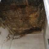 Alzando lo sguardo osserviamo il soffitto: � totalmente invaso dall�umido e dalle crepe, che ne hanno fatto crollare una buona parte lasciando a vista l�intelaiatura in ferro di supporto